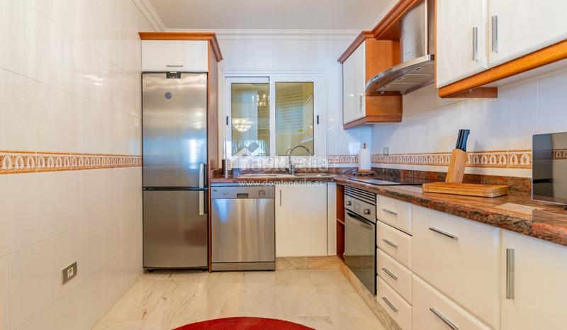 Foto f19093db-e13c-4f9a-abe5-116d0abf5413. Piso dom tenerife se complace en presentar una excelente oportunidad de adquirir un elegante piso de 1 dormitorio en el exclusivo compl en Santiago del Teide