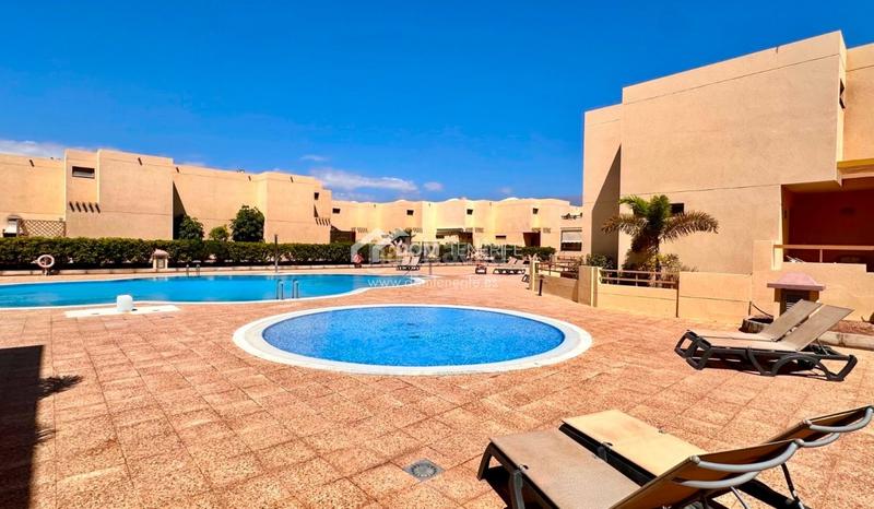 Foto b3062d32-576c-4995-bb87-071782f3a382. Casa amb aparcament piscina a Los Abrigos Granadilla de Abona