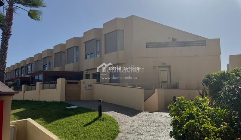 Foto c9fba5eb-77cc-4c1b-a998-f20f7b5e7890. Casa amb aparcament piscina a Los Abrigos Granadilla de Abona