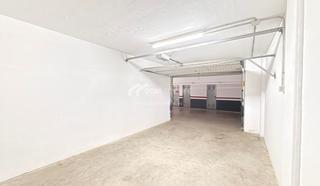 Aparcament cotxe a Torviscas Centro y Alto. Nos complace presentar en venta un amplio garaje cerrado  traste