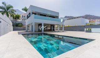 Maison à Playa Fañabé Alto. Descubra esta impresionante villa de nueva construcción situada