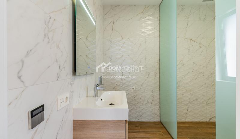Foto 0044d6eb-5234-4b89-8a9e-68ff560a6f72. Casa descubra esta impresionante villa de nueva construcción situada en la prestigiosa zona de el madroñal, costa . ubicada en una en Adeje