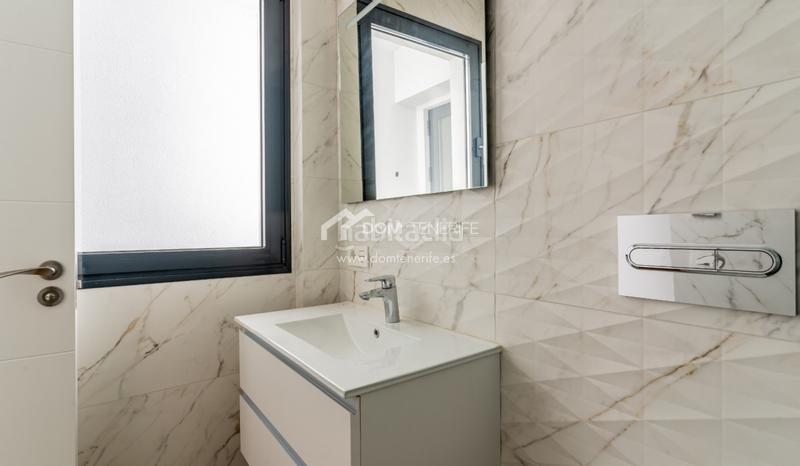 Foto 0ffa0cae-3b2e-4769-a203-a6b147dd031c. Casa descubra esta impresionante villa de nueva construcción situada en la prestigiosa zona de el madroñal, costa . ubicada en una en Adeje