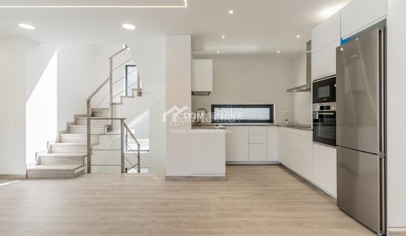 Foto 1183a209-0a32-4dde-a6a7-6bd29044a954. Casa descubra esta impresionante villa de nueva construcción situada en la prestigiosa zona de el madroñal, costa . ubicada en una en Adeje