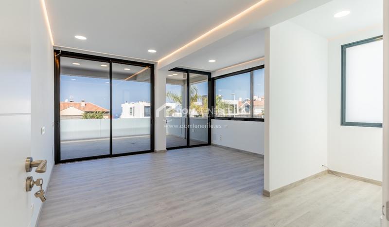 Foto 11c68819-adac-4d12-81f4-dd5c6a96d571. Casa descubra esta impresionante villa de nueva construcción situada en la prestigiosa zona de el madroñal, costa . ubicada en una en Adeje