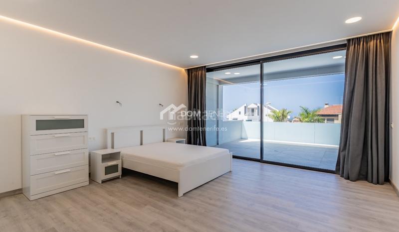 Foto 11daf696-0f86-4c3f-bfaf-602d765806c0. Casa descubra esta impresionante villa de nueva construcción situada en la prestigiosa zona de el madroñal, costa . ubicada en una en Adeje
