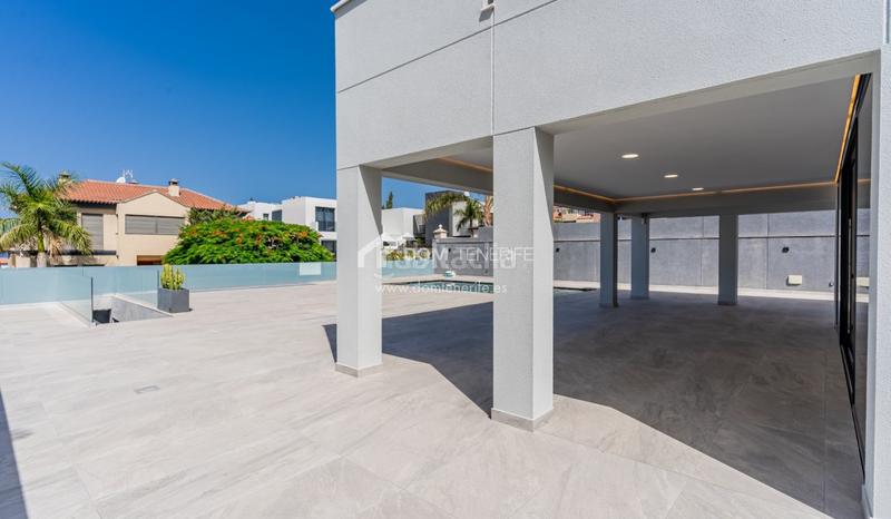 Foto 193f6623-6ac8-49a4-a19a-26ff4a10d509. Casa descubra esta impresionante villa de nueva construcción situada en la prestigiosa zona de el madroñal, costa . ubicada en una en Adeje