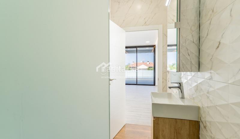Foto 1c6c021a-29b0-4efd-8ac9-c08ab30c3db7. Casa descubra esta impresionante villa de nueva construcción situada en la prestigiosa zona de el madroñal, costa . ubicada en una en Adeje
