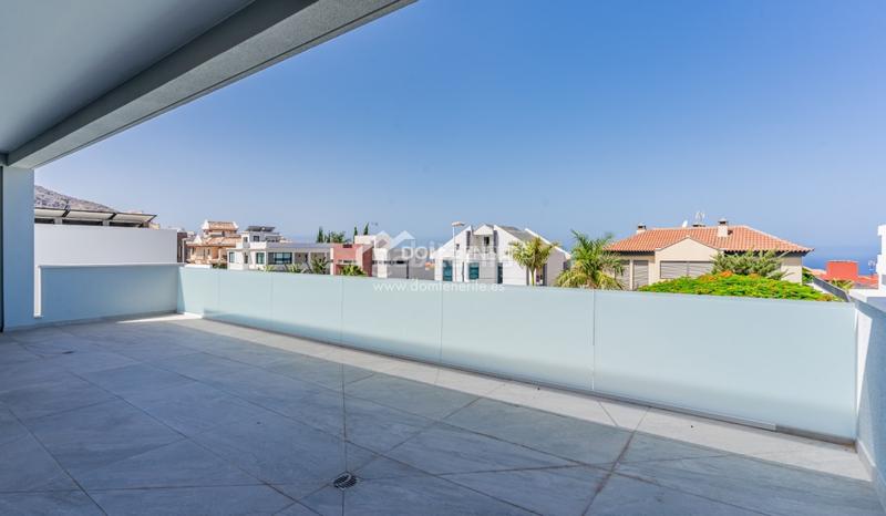 Foto 1fad9bc7-d441-47f2-a242-0006eae02d54. Casa descubra esta impresionante villa de nueva construcción situada en la prestigiosa zona de el madroñal, costa . ubicada en una en Adeje