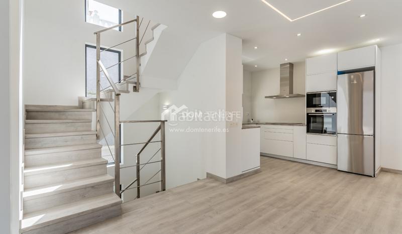 Foto 3522c569-3da1-454b-ae28-7f9be78faf6d. Casa descubra esta impresionante villa de nueva construcción situada en la prestigiosa zona de el madroñal, costa . ubicada en una en Adeje