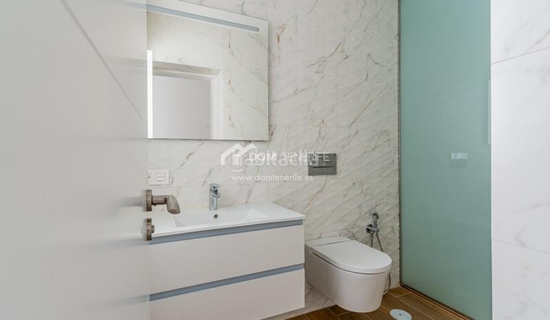 Foto 36ab7248-9e89-47cc-be1c-fe2d135aef55. Casa descubra esta impresionante villa de nueva construcción situada en la prestigiosa zona de el madroñal, costa . ubicada en una en Adeje