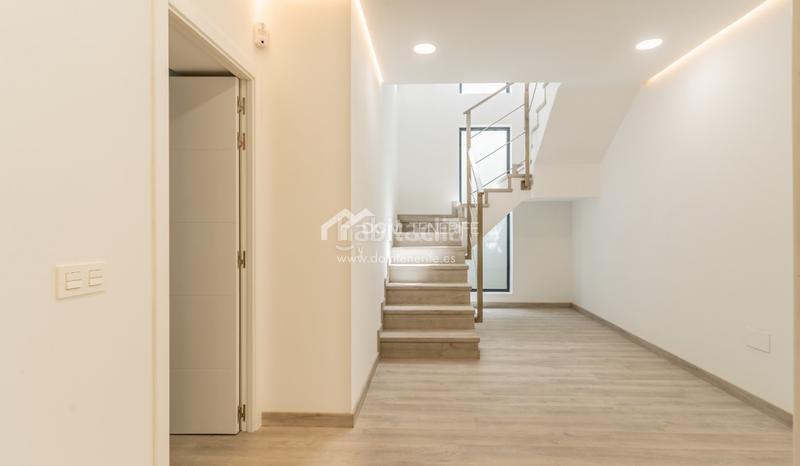 Foto 3b55c2e7-7147-4d00-a2c9-5af207888ebc. Casa descubra esta impresionante villa de nueva construcción situada en la prestigiosa zona de el madroñal, costa . ubicada en una en Adeje