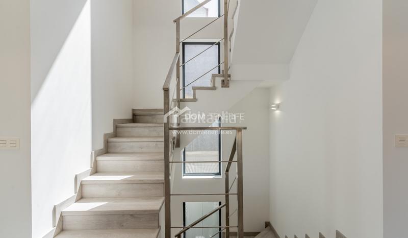 Foto 3f0a6b89-448a-48f8-82a9-99b5c9c319d1. Casa descubra esta impresionante villa de nueva construcción situada en la prestigiosa zona de el madroñal, costa . ubicada en una en Adeje