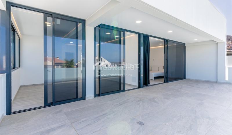 Foto 42e0daa6-8572-46da-a730-20a6d08f56c6. Casa descubra esta impresionante villa de nueva construcción situada en la prestigiosa zona de el madroñal, costa . ubicada en una en Adeje