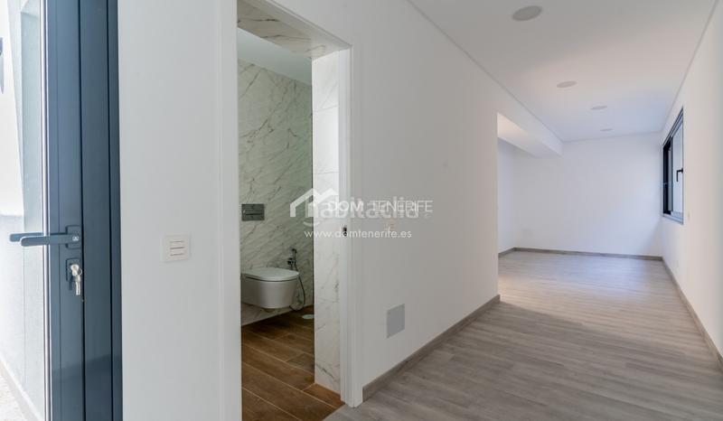 Foto 431a2278-40b6-412a-ac1a-bcb0dc0dcdc4. Casa descubra esta impresionante villa de nueva construcción situada en la prestigiosa zona de el madroñal, costa . ubicada en una en Adeje