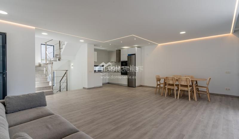 Foto 4c2a1754-efb8-416d-bf85-acb0548317cc. Casa descubra esta impresionante villa de nueva construcción situada en la prestigiosa zona de el madroñal, costa . ubicada en una en Adeje