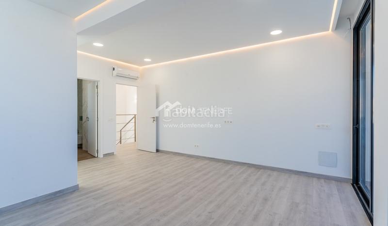 Foto 4df78f51-d5ba-41d3-9b03-990e0829dce1. Casa descubra esta impresionante villa de nueva construcción situada en la prestigiosa zona de el madroñal, costa . ubicada en una en Adeje