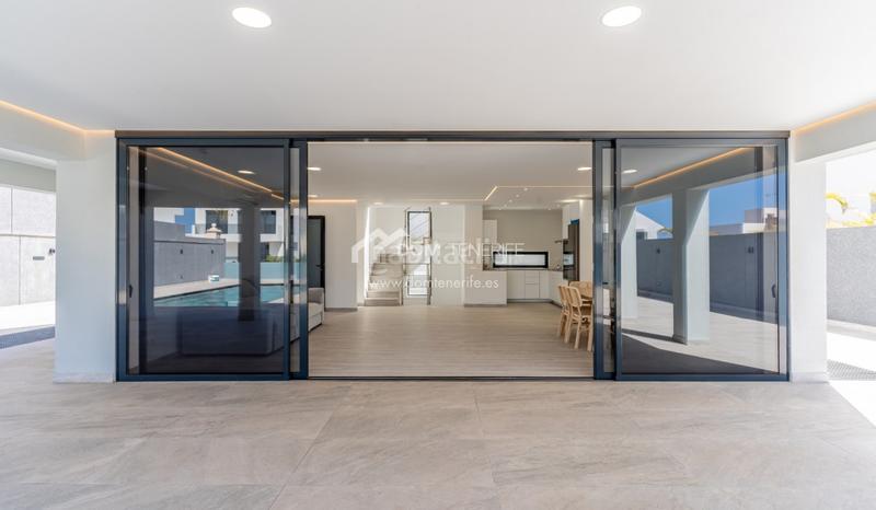 Foto 55d6e7e8-10dd-4be0-aeaf-562de68f9e14. Casa descubra esta impresionante villa de nueva construcción situada en la prestigiosa zona de el madroñal, costa . ubicada en una en Adeje