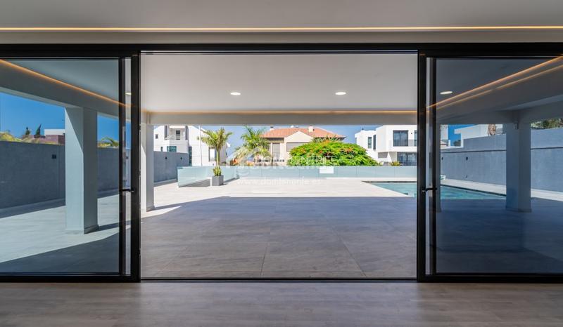 Foto 5fd0712a-4b57-4ca9-9d24-f21a98e255c6. Casa descubra esta impresionante villa de nueva construcción situada en la prestigiosa zona de el madroñal, costa . ubicada en una en Adeje
