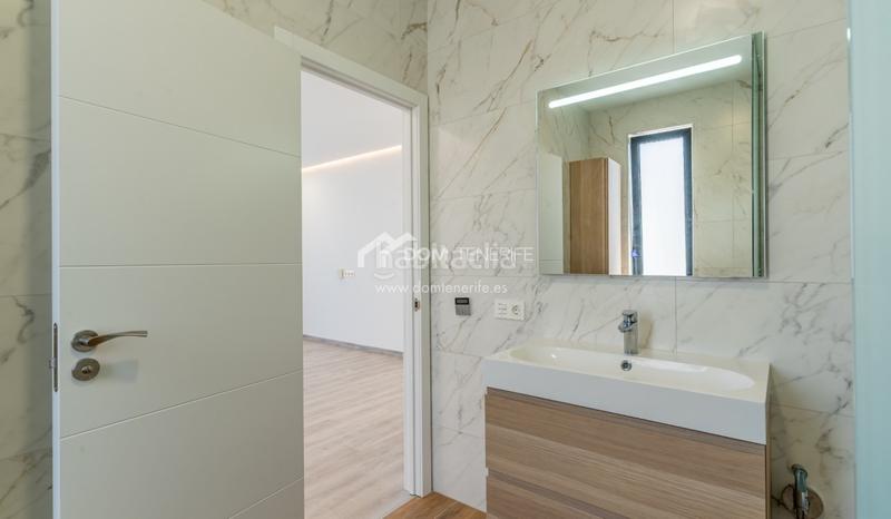 Foto 62f3d8f8-8a4a-41a1-8828-70c32581ff79. Casa descubra esta impresionante villa de nueva construcción situada en la prestigiosa zona de el madroñal, costa . ubicada en una en Adeje