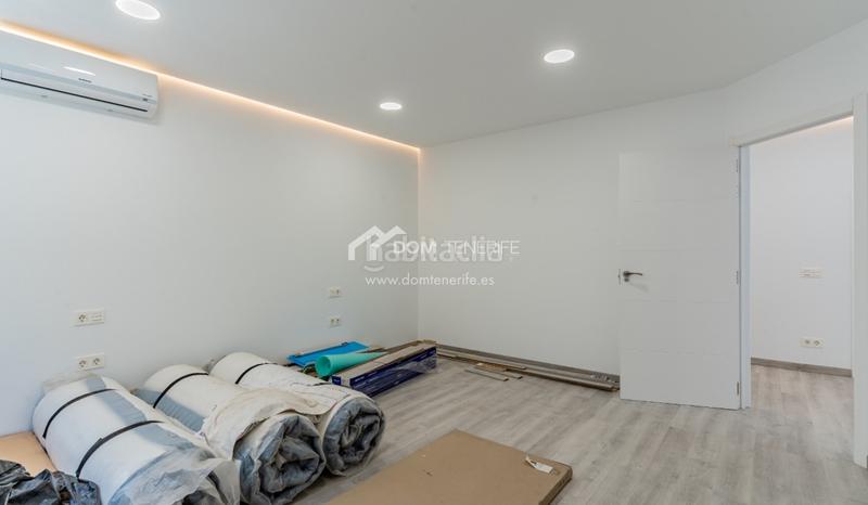 Foto 6f31a0d3-eec3-42b5-8f4e-fb2152b4a4dd. Casa descubra esta impresionante villa de nueva construcción situada en la prestigiosa zona de el madroñal, costa . ubicada en una en Adeje