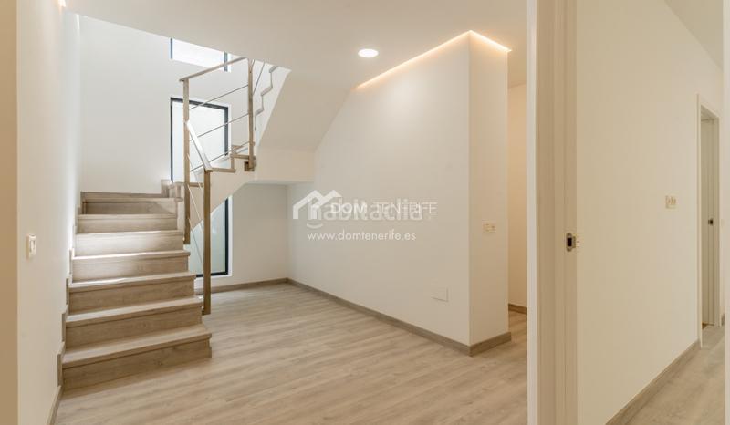 Foto 73df9e6e-85ab-4875-baa3-13da78c647a8. Casa descubra esta impresionante villa de nueva construcción situada en la prestigiosa zona de el madroñal, costa . ubicada en una en Adeje