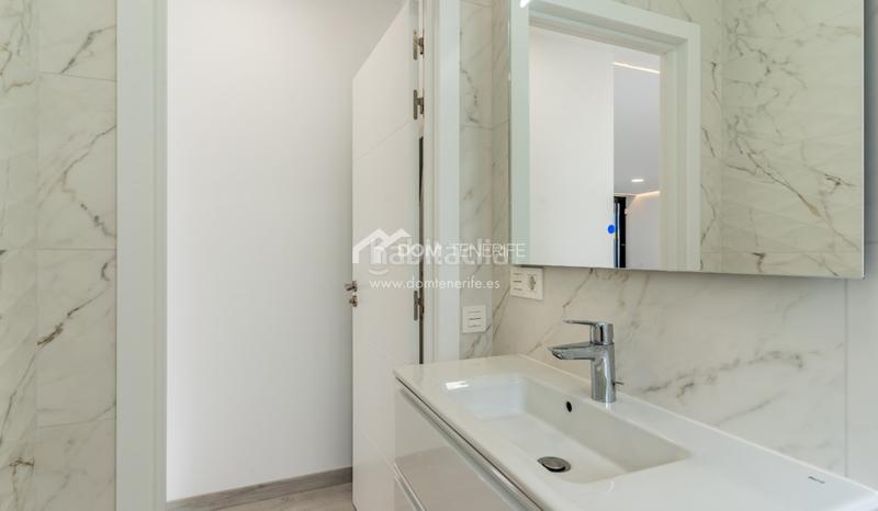Foto 77a20c85-5b05-4a3b-aefe-5c32ff46b588. Casa descubra esta impresionante villa de nueva construcción situada en la prestigiosa zona de el madroñal, costa . ubicada en una en Adeje