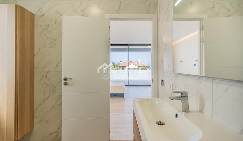 Foto 77b48d60-038b-47e3-84f8-fd2408cb4f65. Casa descubra esta impresionante villa de nueva construcción situada en la prestigiosa zona de el madroñal, costa . ubicada en una en Adeje