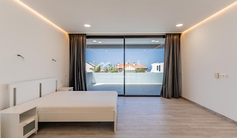 Foto 7d2faecf-c1b5-4be7-90cf-c50fde646e09. Casa descubra esta impresionante villa de nueva construcción situada en la prestigiosa zona de el madroñal, costa . ubicada en una en Adeje