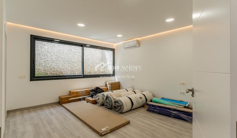 Foto 7e8f2316-778f-4d90-b10b-54cfa0e28516. Casa descubra esta impresionante villa de nueva construcción situada en la prestigiosa zona de el madroñal, costa . ubicada en una en Adeje