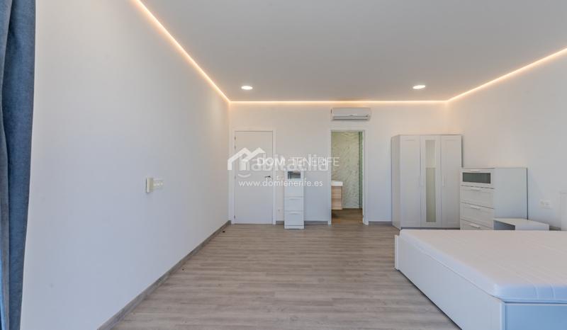 Foto 858b7155-6839-4ad5-b353-c3184414021d. Casa descubra esta impresionante villa de nueva construcción situada en la prestigiosa zona de el madroñal, costa . ubicada en una en Adeje