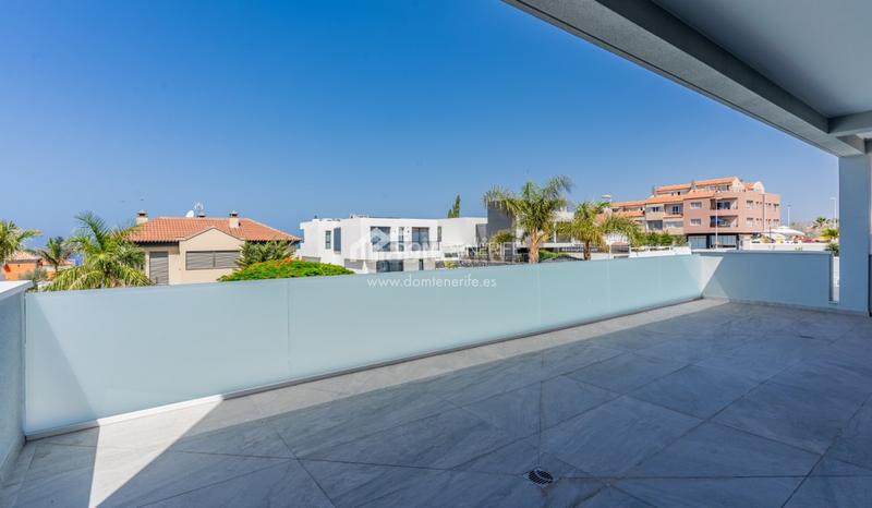 Foto a30845c5-2649-4f35-975d-ea4879844229. Casa descubra esta impresionante villa de nueva construcción situada en la prestigiosa zona de el madroñal, costa . ubicada en una en Adeje
