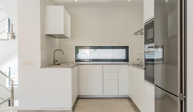 Foto a69e4325-f10a-4980-a2c3-369b3d7ad039. Casa descubra esta impresionante villa de nueva construcción situada en la prestigiosa zona de el madroñal, costa . ubicada en una en Adeje