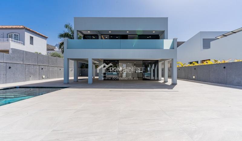Foto aa0acf58-118f-48f9-b6da-6c9da9c369ac. Casa descubra esta impresionante villa de nueva construcción situada en la prestigiosa zona de el madroñal, costa . ubicada en una en Adeje