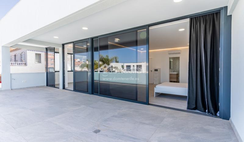 Foto aaaad3a1-0d8e-4026-85f8-c818504d92d4. Casa descubra esta impresionante villa de nueva construcción situada en la prestigiosa zona de el madroñal, costa . ubicada en una en Adeje