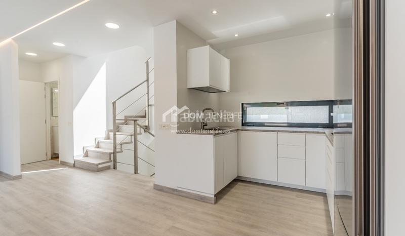 Foto b0e2770c-c35a-44b3-9969-1d0912750c45. Casa descubra esta impresionante villa de nueva construcción situada en la prestigiosa zona de el madroñal, costa . ubicada en una en Adeje