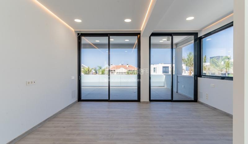 Foto b1999ee1-a4d7-409d-aa75-371fc71aa5de. Casa descubra esta impresionante villa de nueva construcción situada en la prestigiosa zona de el madroñal, costa . ubicada en una en Adeje