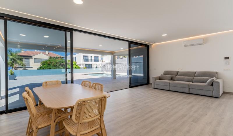 Foto b2997389-f161-46d9-a4ae-09944c4959a4. Casa descubra esta impresionante villa de nueva construcción situada en la prestigiosa zona de el madroñal, costa . ubicada en una en Adeje