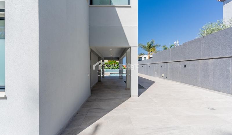 Foto b6008662-81a5-4b30-9f3d-11988e31c2f5. Casa descubra esta impresionante villa de nueva construcción situada en la prestigiosa zona de el madroñal, costa . ubicada en una en Adeje