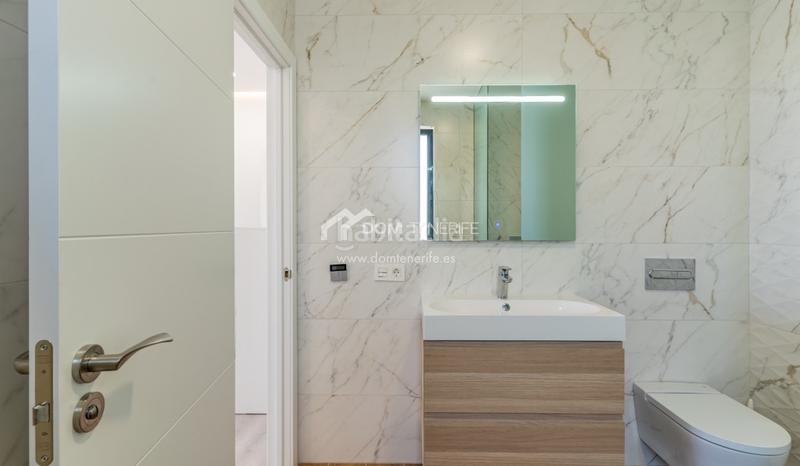 Foto bf23a08f-7191-41ff-9dff-e8c29ae6e866. Casa descubra esta impresionante villa de nueva construcción situada en la prestigiosa zona de el madroñal, costa . ubicada en una en Adeje