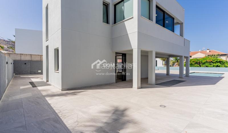 Foto c784c5ac-b3c2-4cd7-ae99-3005aa79f411. Casa descubra esta impresionante villa de nueva construcción situada en la prestigiosa zona de el madroñal, costa . ubicada en una en Adeje