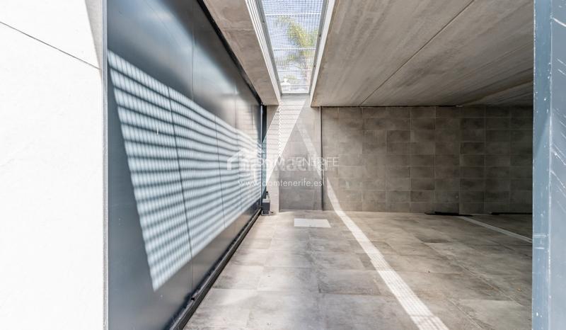 Foto cb100d63-2693-4069-84d9-d384f90d4f1b. Casa descubra esta impresionante villa de nueva construcción situada en la prestigiosa zona de el madroñal, costa . ubicada en una en Adeje