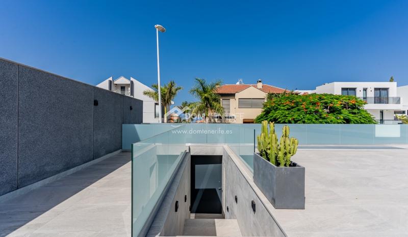 Foto cbef6a23-7838-4c36-a0cf-d9ece70f3af0. Casa descubra esta impresionante villa de nueva construcción situada en la prestigiosa zona de el madroñal, costa . ubicada en una en Adeje