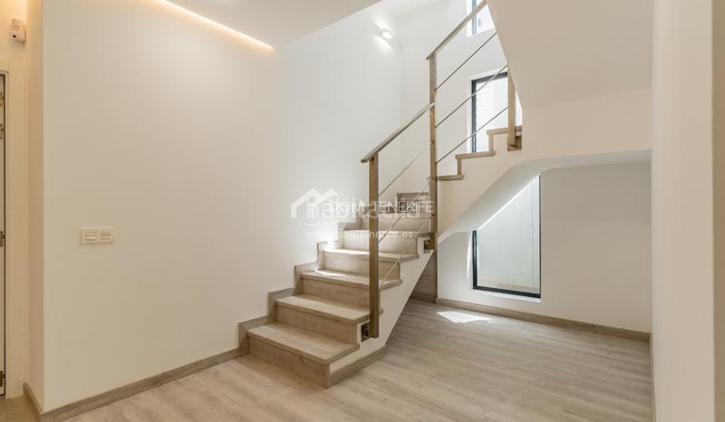 Foto d3681796-eba6-4367-9cbb-a0d9764e577e. Casa descubra esta impresionante villa de nueva construcción situada en la prestigiosa zona de el madroñal, costa . ubicada en una en Adeje