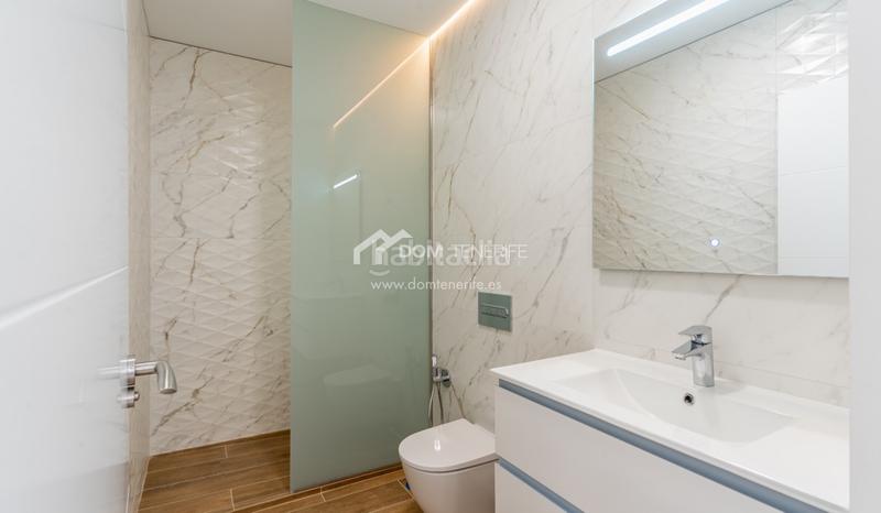 Foto d96e4d57-5346-4e87-8770-85dedc4bf7e8. Casa descubra esta impresionante villa de nueva construcción situada en la prestigiosa zona de el madroñal, costa . ubicada en una en Adeje