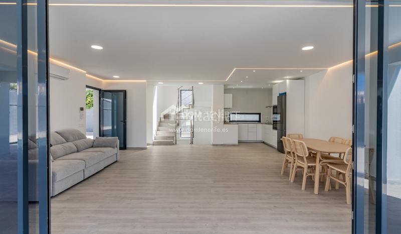 Foto db9a708e-db3e-4e4c-aac8-8a8e7fe16455. Casa descubra esta impresionante villa de nueva construcción situada en la prestigiosa zona de el madroñal, costa . ubicada en una en Adeje