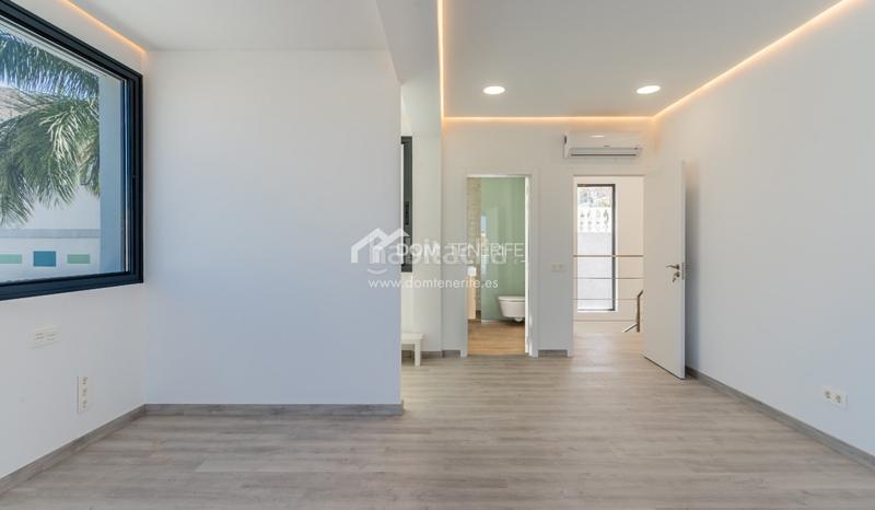 Foto dd90de47-0fb9-4508-958a-50d3e7182a56. Casa descubra esta impresionante villa de nueva construcción situada en la prestigiosa zona de el madroñal, costa . ubicada en una en Adeje
