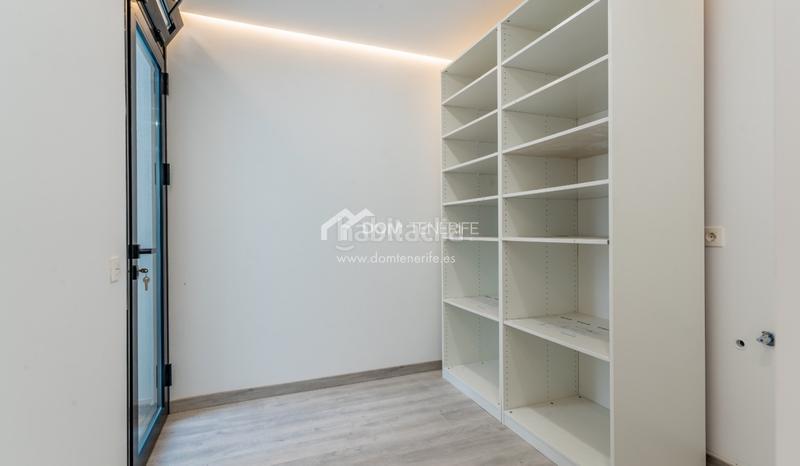 Foto e4f3bf36-5e16-4e70-a6d5-25f742842290. Casa descubra esta impresionante villa de nueva construcción situada en la prestigiosa zona de el madroñal, costa . ubicada en una en Adeje
