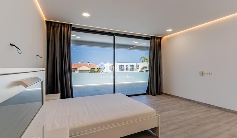 Foto eb2f7b26-7d28-409d-a7bc-24114b0ec52e. Casa descubra esta impresionante villa de nueva construcción situada en la prestigiosa zona de el madroñal, costa . ubicada en una en Adeje