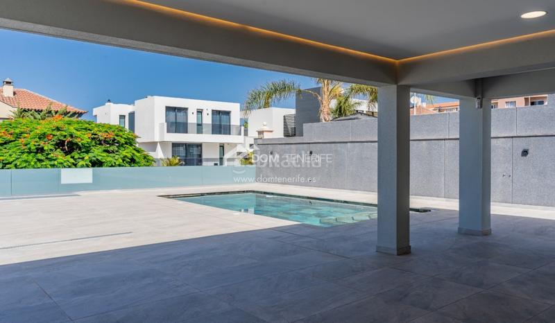 Foto ecf7c811-83e3-4a2b-8fbd-2ecce3075d0c. Casa descubra esta impresionante villa de nueva construcción situada en la prestigiosa zona de el madroñal, costa . ubicada en una en Adeje